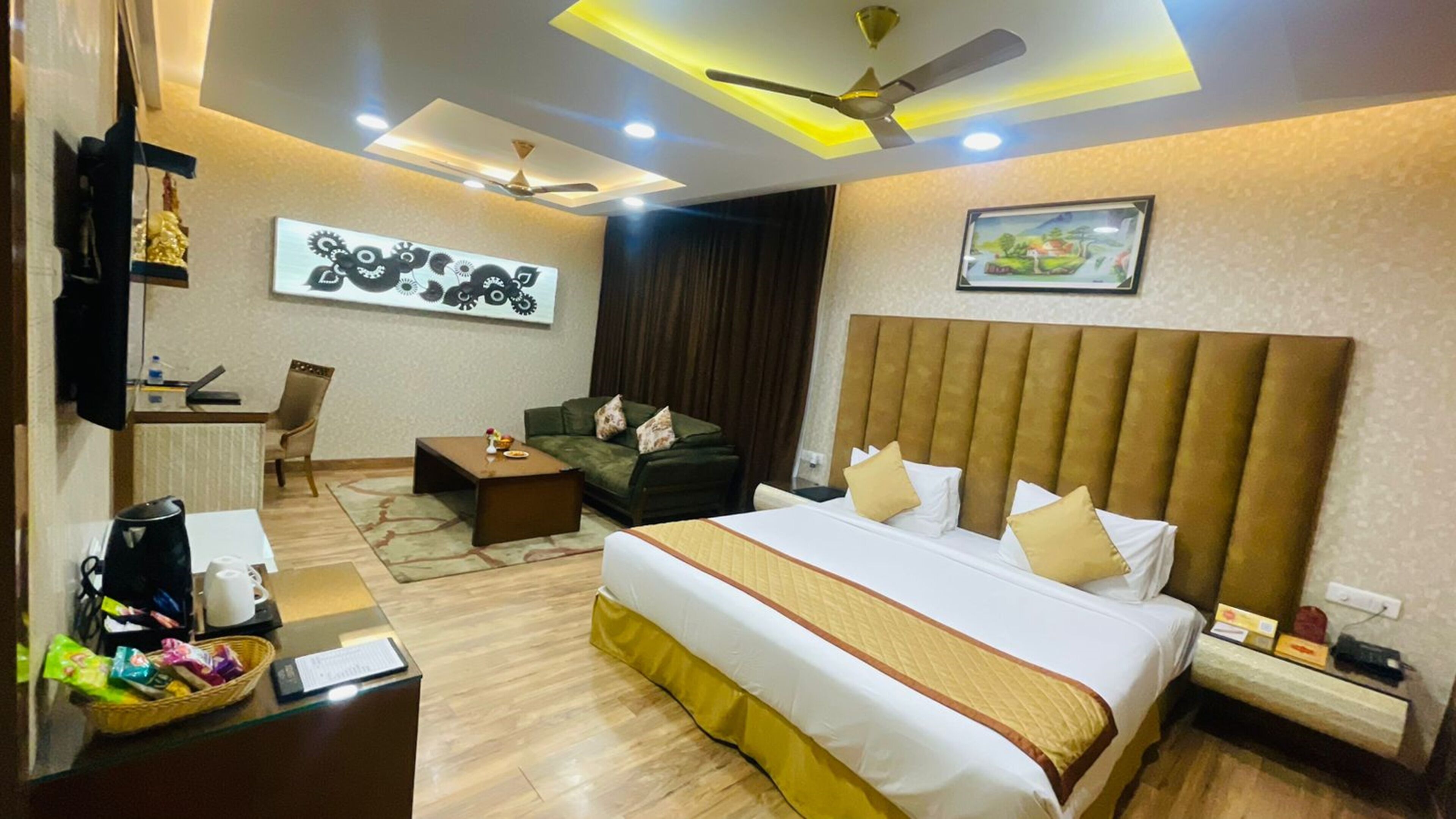 行政客房 | 迷你吧、客房內保險箱、書桌、筆電工作空間