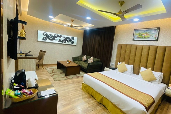 Minibar, caja de seguridad en la habitación y escritorio