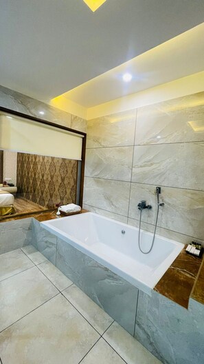 Habitación ejecutiva | Baño | Ducha y cabezal de ducha tipo lluvia