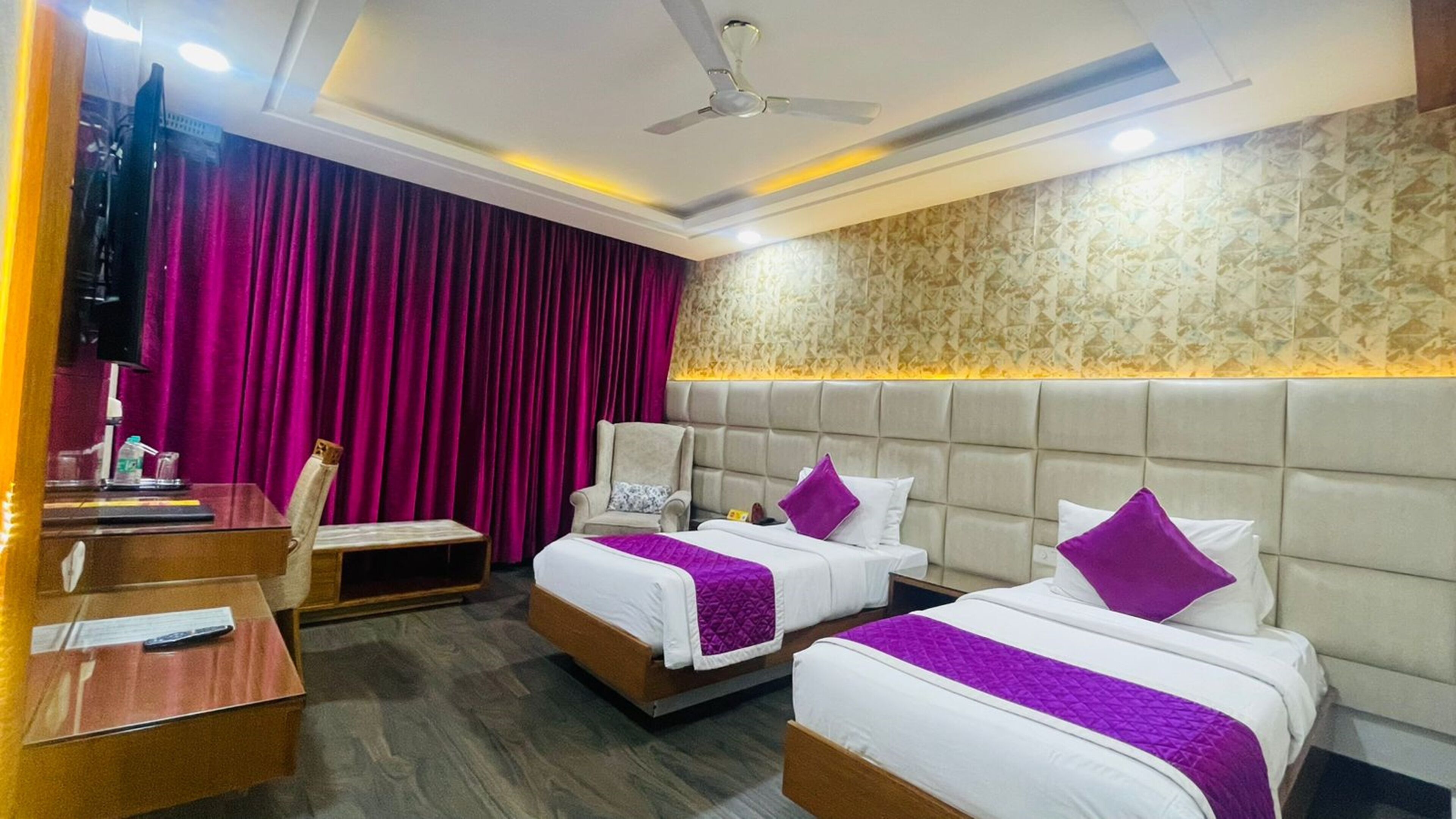 雙床房 | 迷你吧、客房內保險箱、書桌、筆電工作空間