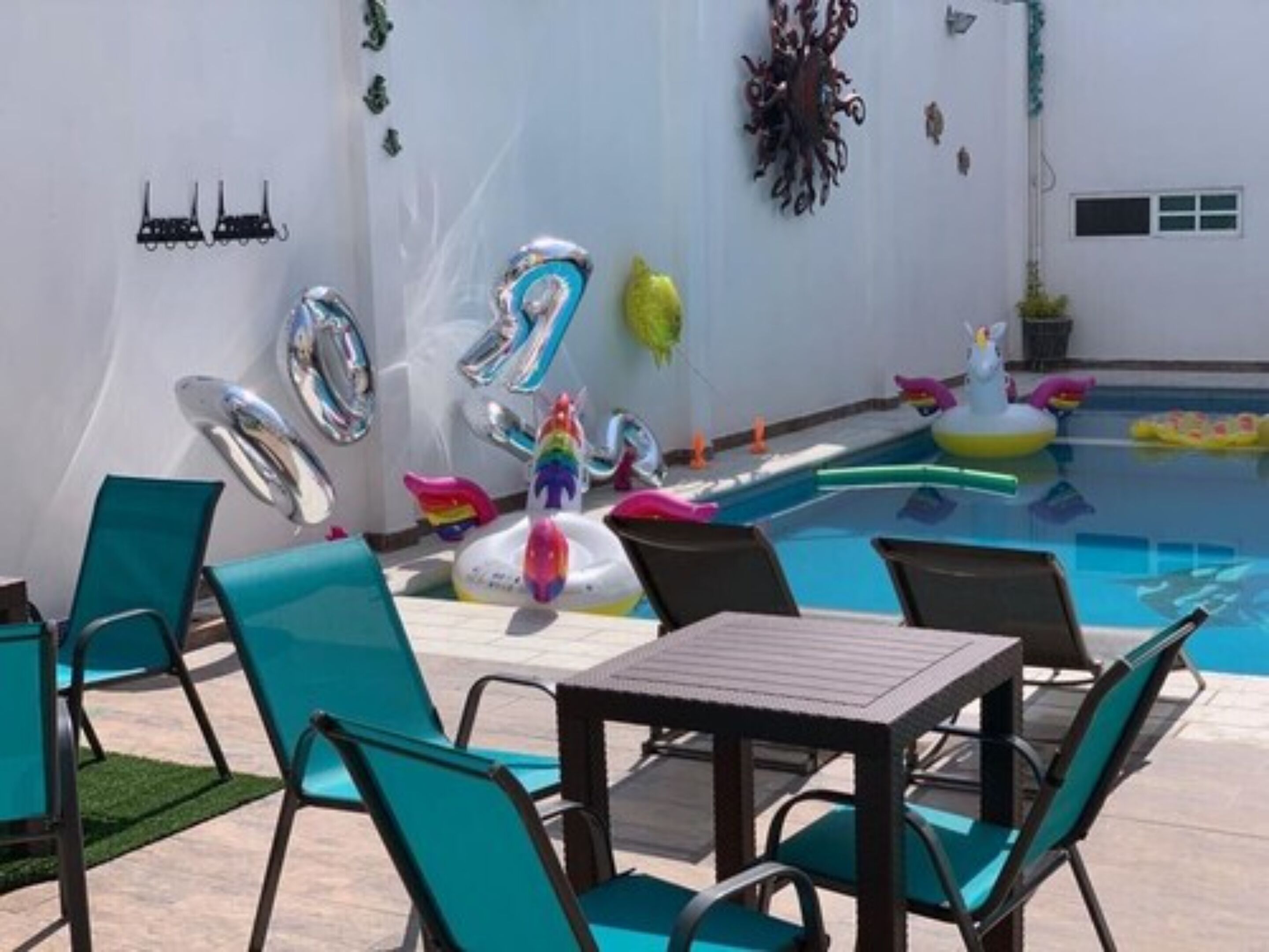 حمّام سباحة خارجي، مظلات على حمّام السباحة، مقاعد للتشمس