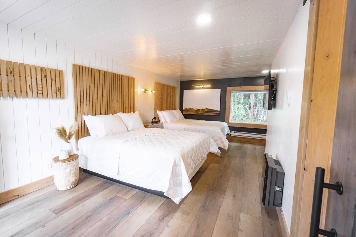 Habitación doble Deluxe | Edredón, escritorio, wifi gratis y ropa de cama