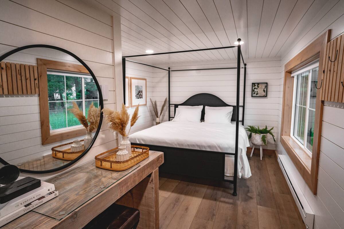 Habitación individual básica, 1 cama King size | Área de sala de estar | Smart TV