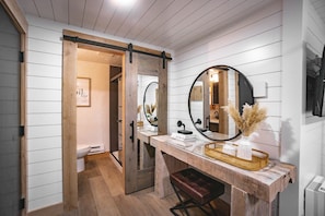 Habitación individual básica, 1 cama King size | Baño | Regadera, regadera tipo lluvia, secadora de cabello, toallas