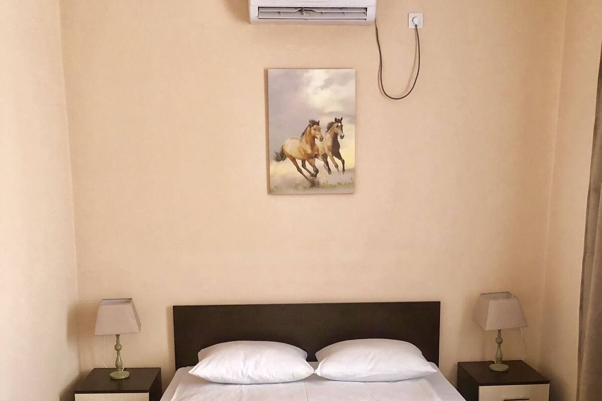Màn/rèm cản sáng, bàn ủi/dụng cụ ủi quần áo, bộ trải giường 
