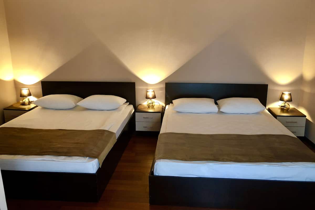 Màn/rèm cản sáng, bàn ủi/dụng cụ ủi quần áo, bộ trải giường 