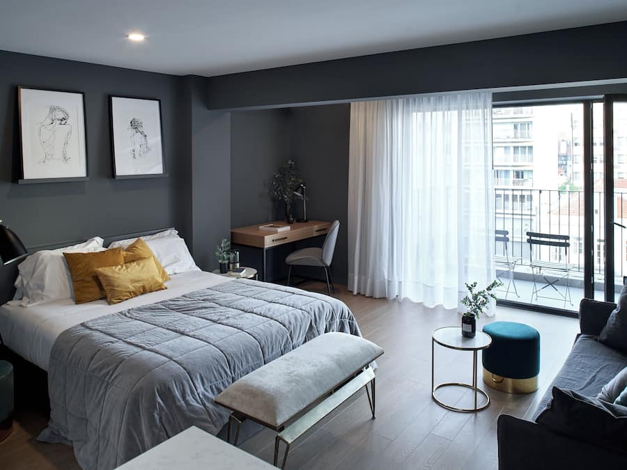 Verdunkelungsvorhänge, schallisolierte Zimmer, Bügeleisen/Bügelbrett