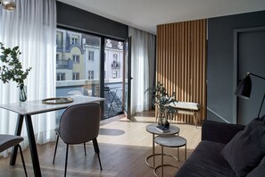 Estudio superior, balcón, vistas a la ciudad | Zona de estar | Una televisión de pantalla plana