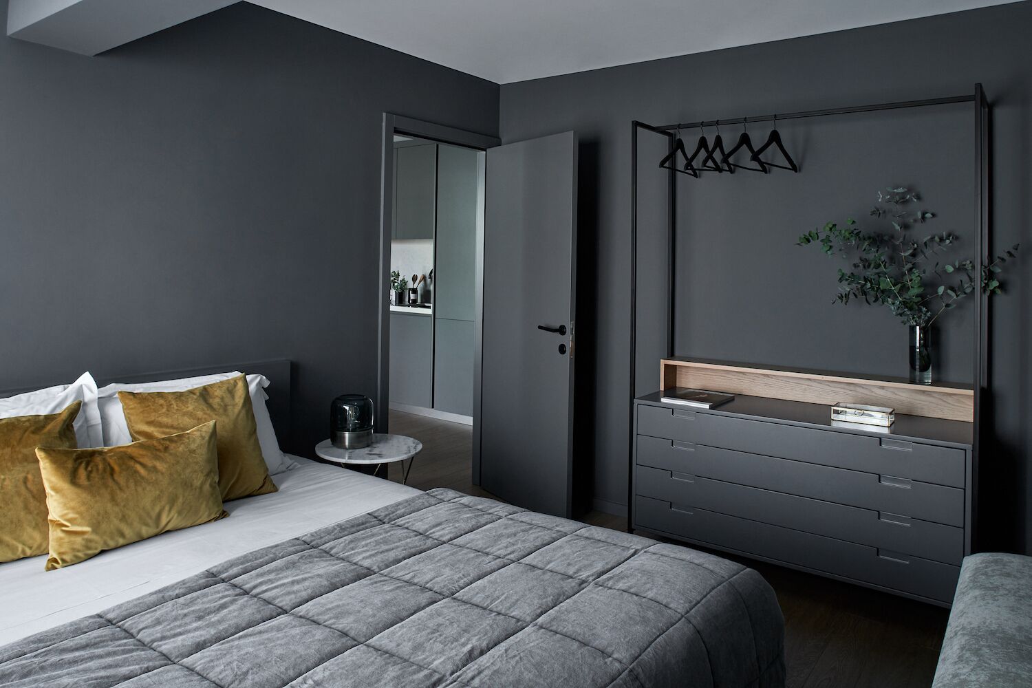 Un dormitorio moderno con cama, mesita de noche y armario.