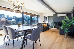 Apartamento Deluxe, balcón, vistas a la ciudad | Interior