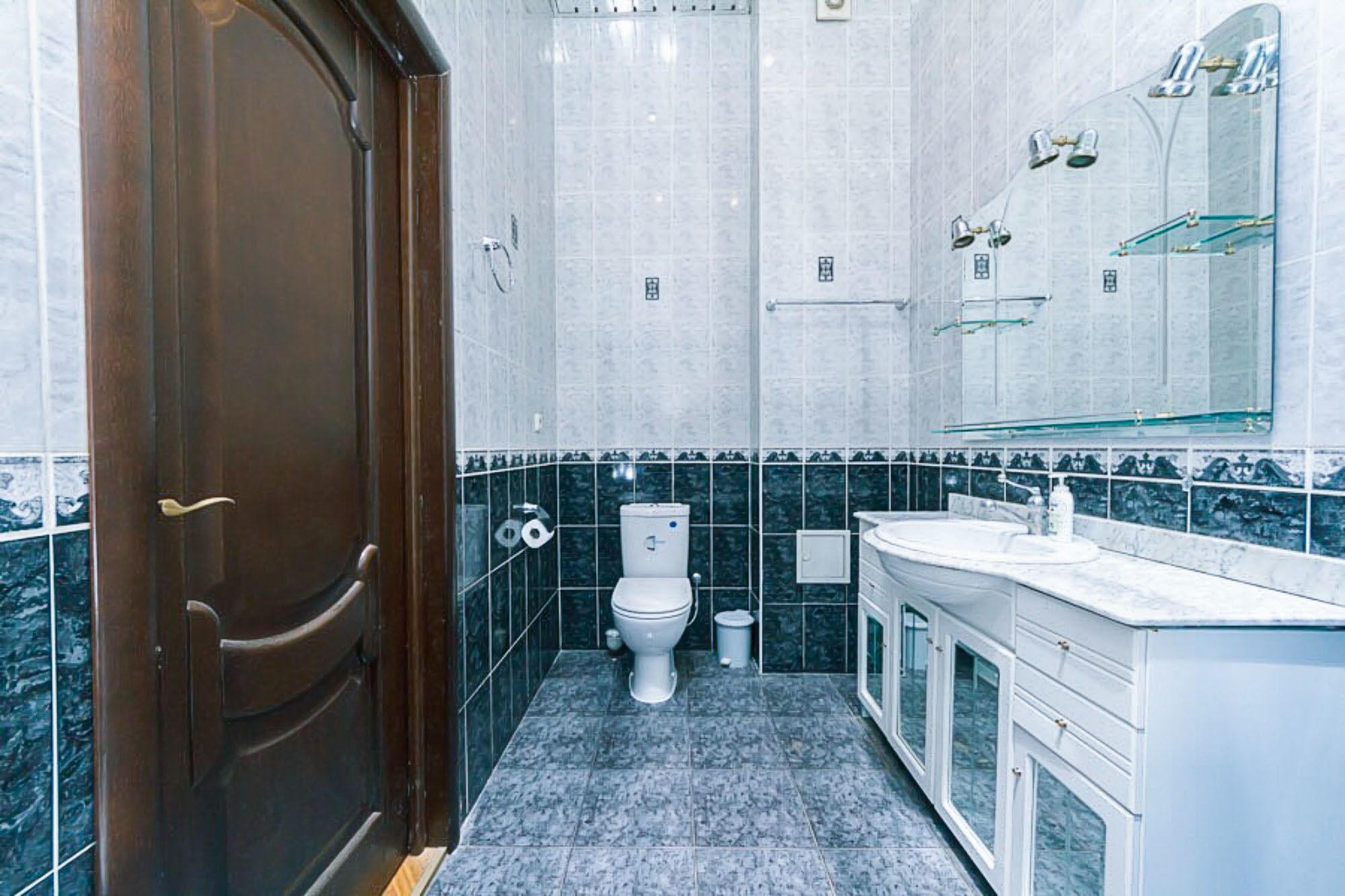Comfort Apartment, Multiple Beds | Bathroom | Slippers