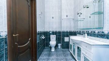 Comfort Apartment, Multiple Beds | Bathroom | Slippers