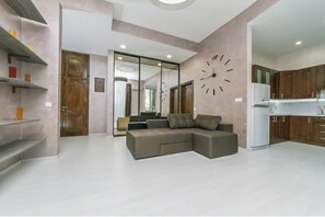 Apartamento Deluxe, 1 cama de matrimonio grande con sofá cama, vistas a la ciudad | Zona de estar