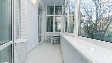 Deluxe Apartment, 1 King Bed with Sofa bed, City View | Terrace/patio
