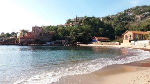 Una spiaggia nelle vicinanze