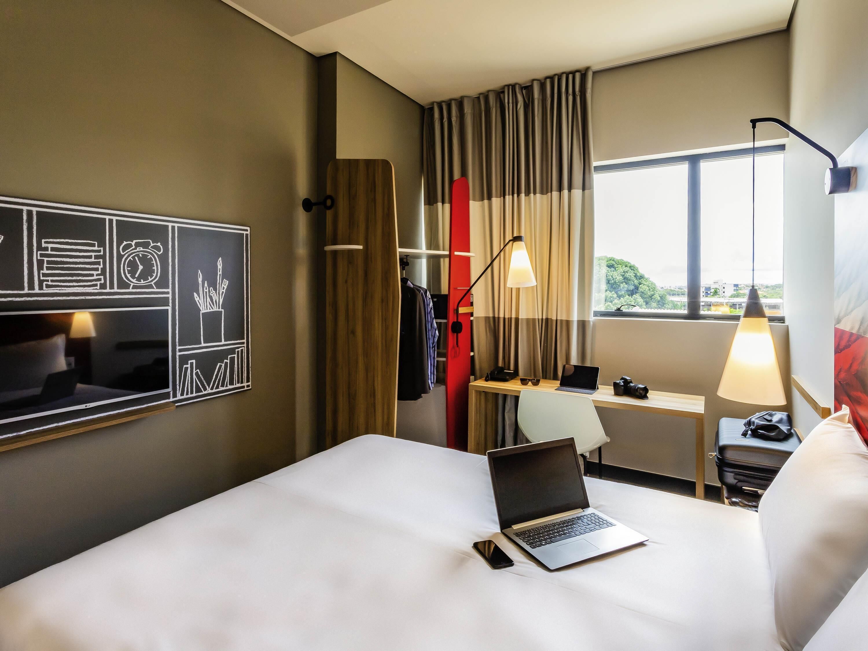 ห้องพัก, เตียงใหญ่ 1 เตียง | เตียง Select Comfort, มินิบาร์, ตู้นิรภัยในห้องพัก
