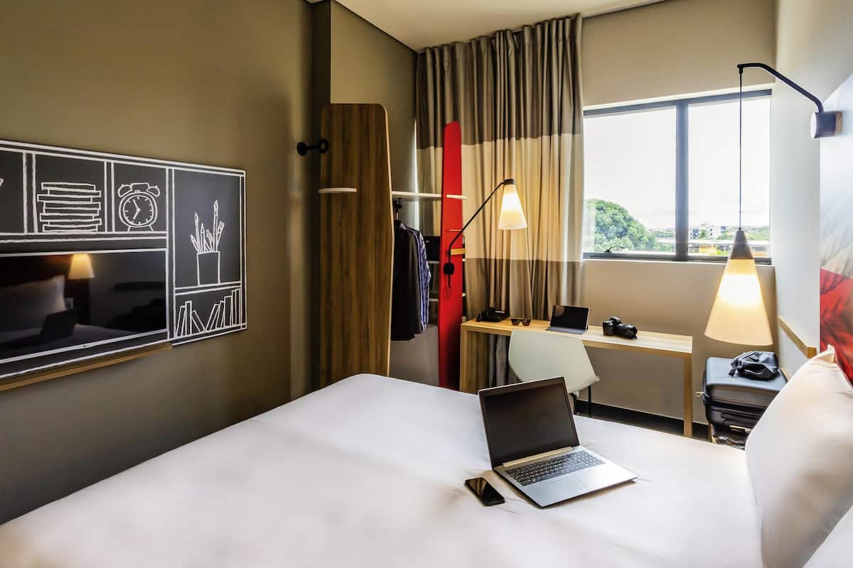 Zimmer, 1 Doppelbett | Select-Comfort-Betten, Minibar, Zimmersafe, individuell dekoriert