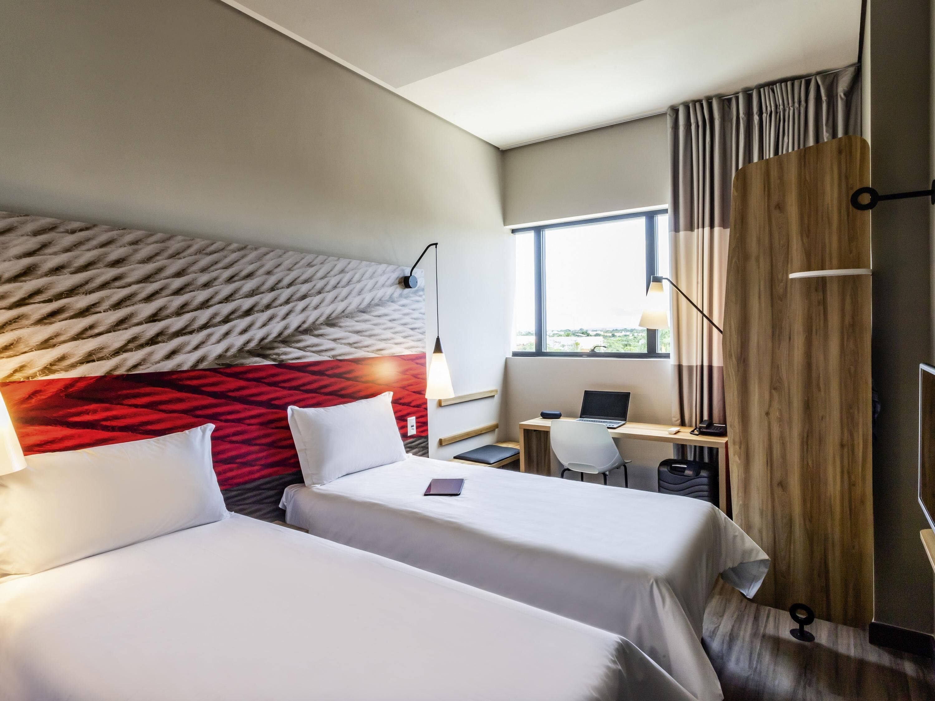 Habitació, 2 llits individuals | Matalassos de la marca Select Comfort i minibar 