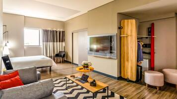 Zimmer, 1 Doppelbett und Schlafsofa | Select-Comfort-Betten, Minibar, Zimmersafe, individuell dekoriert