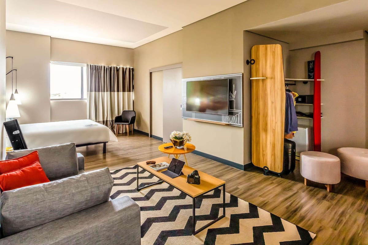 Zimmer, 1 Doppelbett und Schlafsofa | Select-Comfort-Betten, Minibar, Zimmersafe, individuell dekoriert