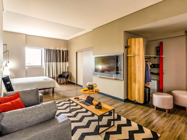 Habitación, 1 cama matrimonial y sofá cama | Camas Select Comfort, minibar y caja de seguridad en la habitación 