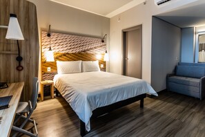 Rom, 1 dobbeltseng med sovesofa | Senger med Select Comfort-madrass, minibar og safe på rommet