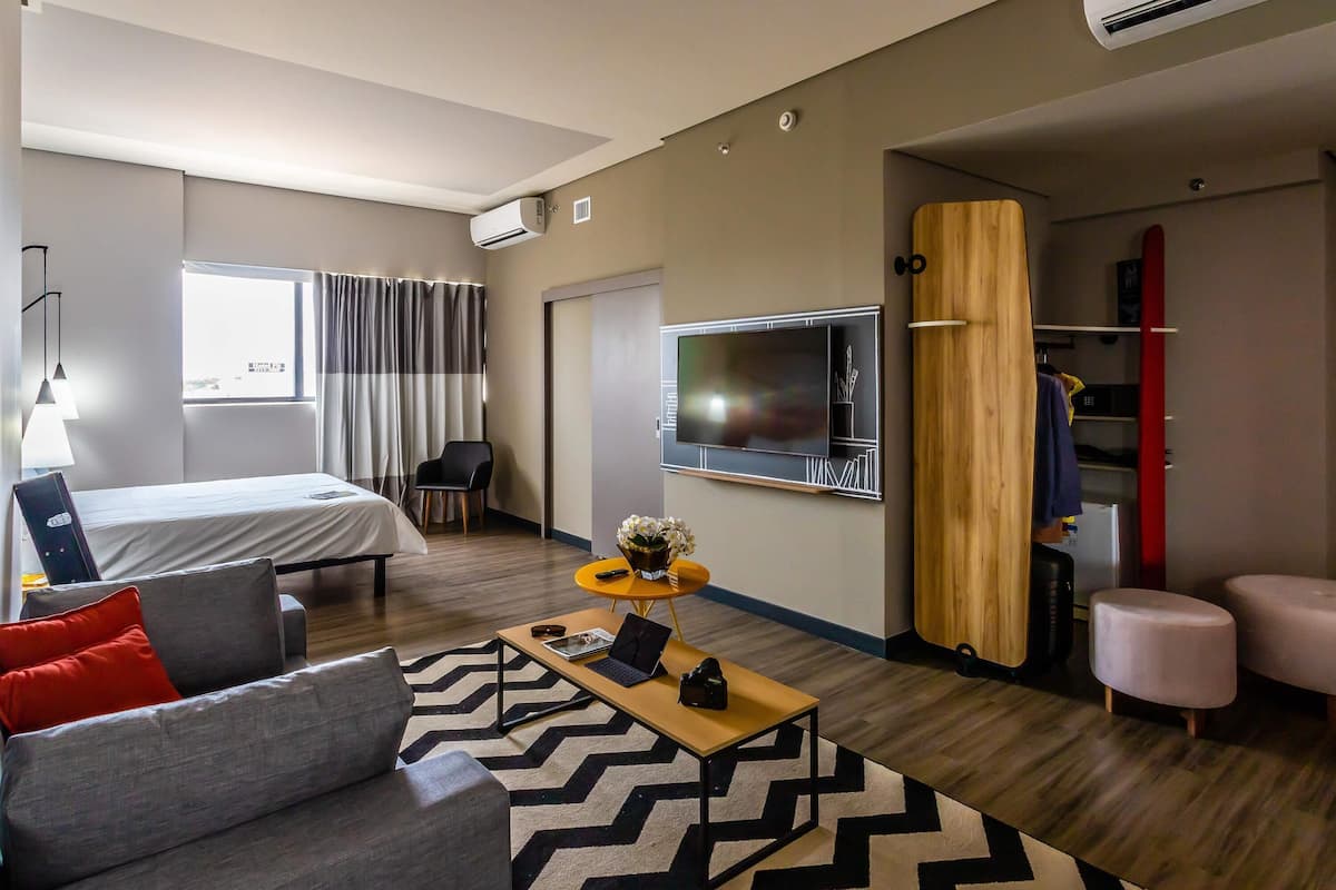 Quarto, 1 cama de casal e sofá-cama | Camas Select Comfort, frigobar, cofres nos quartos