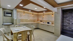 فطور إنجليزي يوميًا مقابل رسوم