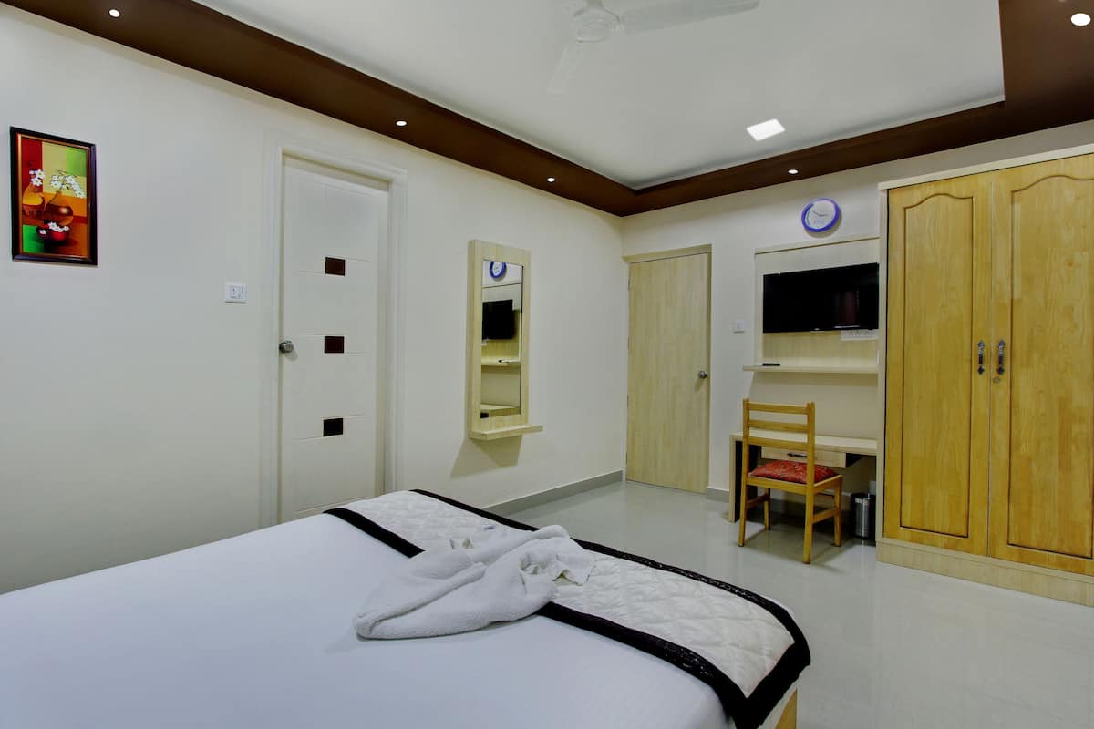 Deluxe Room, 1 Bedroom | Desk, iron/ironing board (on request), WiFi (free)