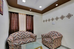 Camera Deluxe, 1 camera da letto | Area soggiorno | TV LED 32 pollici con canali via cavo, TV