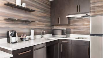 Full-size fridge, microwave, stovetop, dishwasher