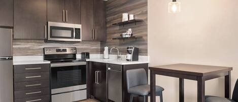 Cofres nos quartos, escrivaninha, ferros/tábuas de passar roupa