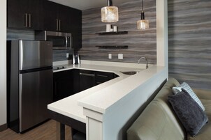 Cafetera/tetera, refrigerador con freezer, microondas, placa de cocina