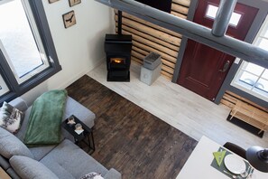 Smart TV, chimenea, libros y estéreo 