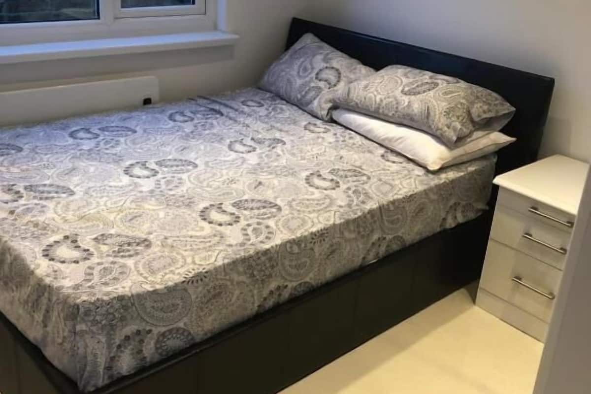 Individually furnished, blackout drapes, iron/ironing board, free WiFi