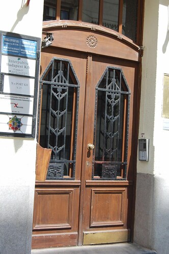 5 min walk to Parliament with Danube river view in a historical palace , AC 
