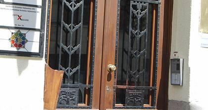 5 min walk to Parliament with Danube river view in a historical palace , AC