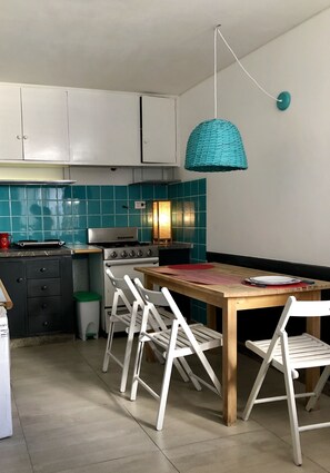 Design House, 2 Bedrooms, Non Smoking, Courtyard View | Private kitchen | Oven, electric kettle, toaster, cookware/dishes/utensils - Warm comfortable house great location (Mendoza)