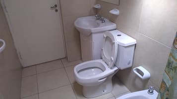 Ducha, bidet, toallas, jabón