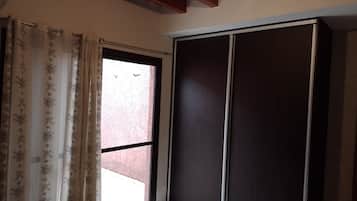 1 habitación, sistema de insonorización, wifi gratis y ropa de cama