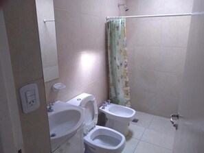 Classic Apartment, 1 Double Bed | Bathroom | Shower, bidet, towels, soap - Departamento Tunuyan (Tunuyan)