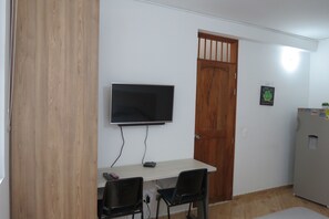 1 habitación, decoración personalizada, muebles diferentes y escritorio 