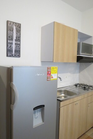 City Apartment | Private kitchen | Full-sized fridge, microwave, coffee/tea maker, cookware/dishes/utensils - Apartamentos MED (Medellín)