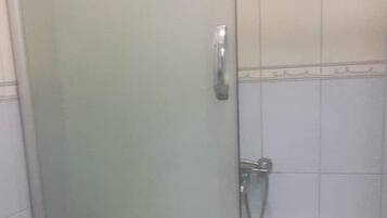 Habitación doble Deluxe, vista a la ciudad | Baño | Tina con aguas termales y batas