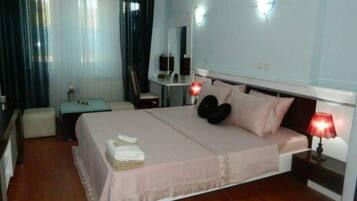 Habitación doble Deluxe, vista a la ciudad | Ropa de cama de alta calidad y camas con pillow-top