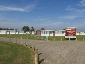 Chalet | Garden - Chalet Sunbeach Great Yarmouth (Great Yarmouth)