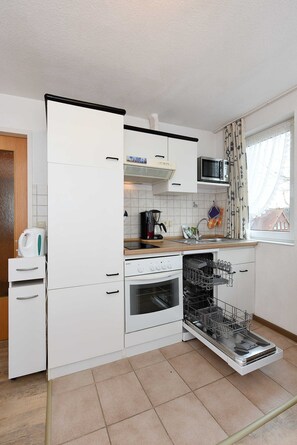 Kühlschrank, Mikrowelle, Ofen, Geschirrspüler