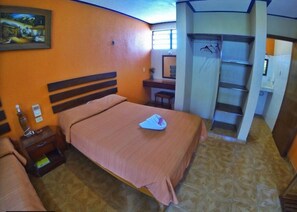 ベーシック ダブルルーム ダブルベッド 2 台 | 1 室のベッドルーム、アイロン / アイロン台、WiFi (無料)、ベッドシーツ