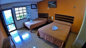 Habitación de hotel con dos camas, una ventana con cortinas, un cuadro en la pared y suelo de baldosas.