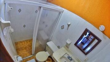 Habitación básica doble, 2 camas matrimoniales | Baño | Regadera, amenidades de baño gratuitas, toallas